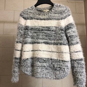 89th and Madison unique fluffy sweater cream/grey  size Small